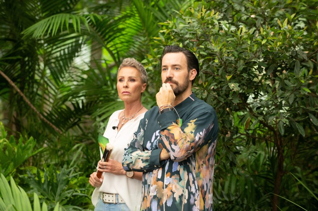 Sonja Zietlow und Jan Köppen im Dschungelcamp mit ernstem Gesichtsausdruck.