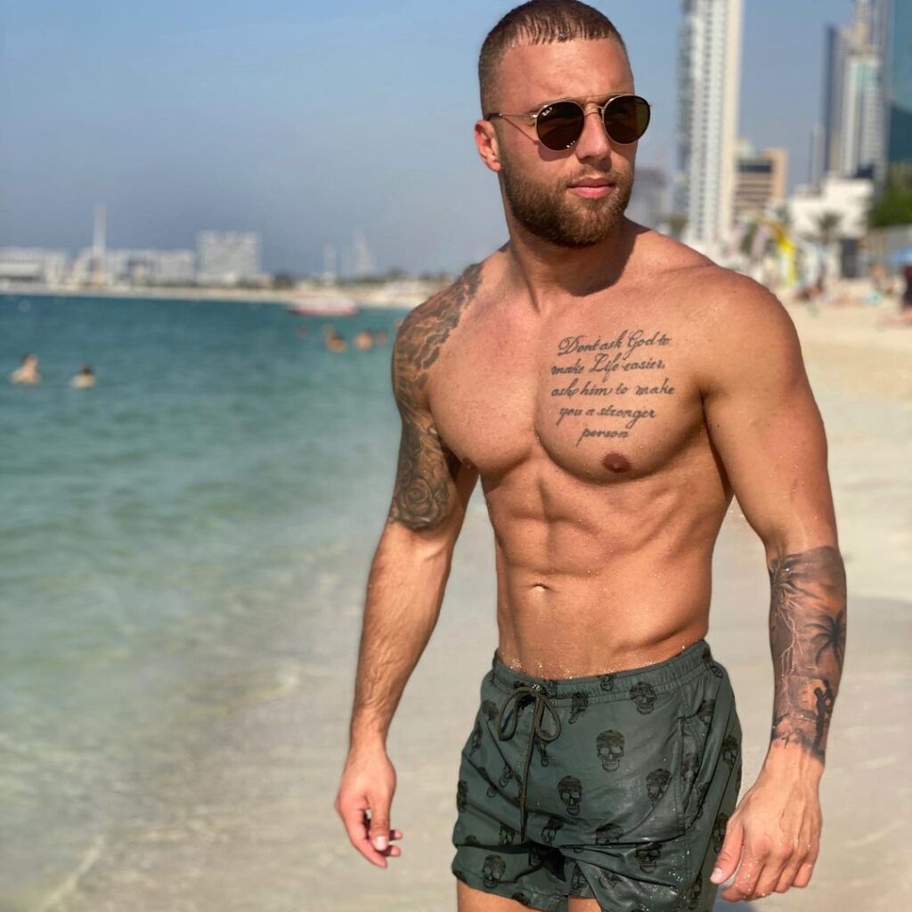 Hottie Filip Pavlovic am Strand in Dubai.
