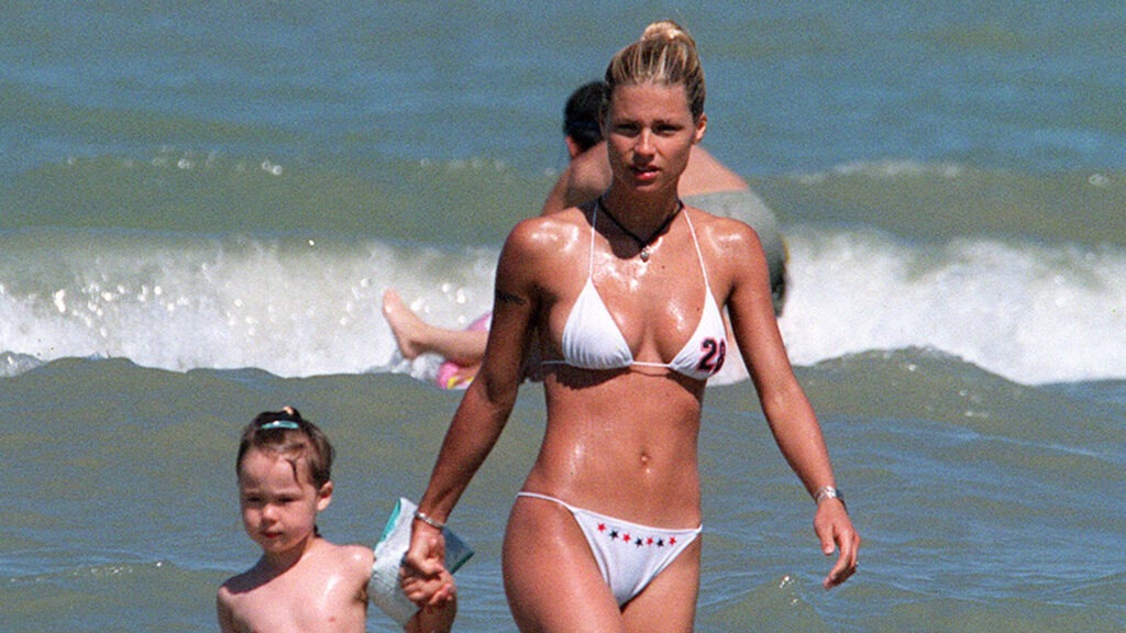 Model Michelle Hunziker 2001 mit ihrer Tochter Aurora am Strand in Mailand.