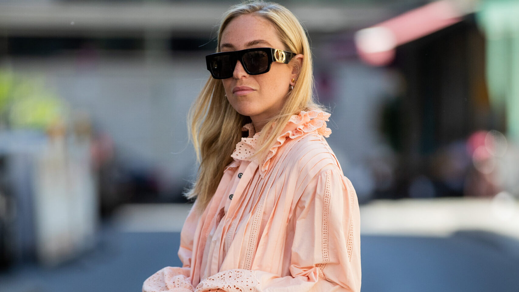 So stylst du dein Outfit in der Trendfarbe 2024: Peach Fuzz!