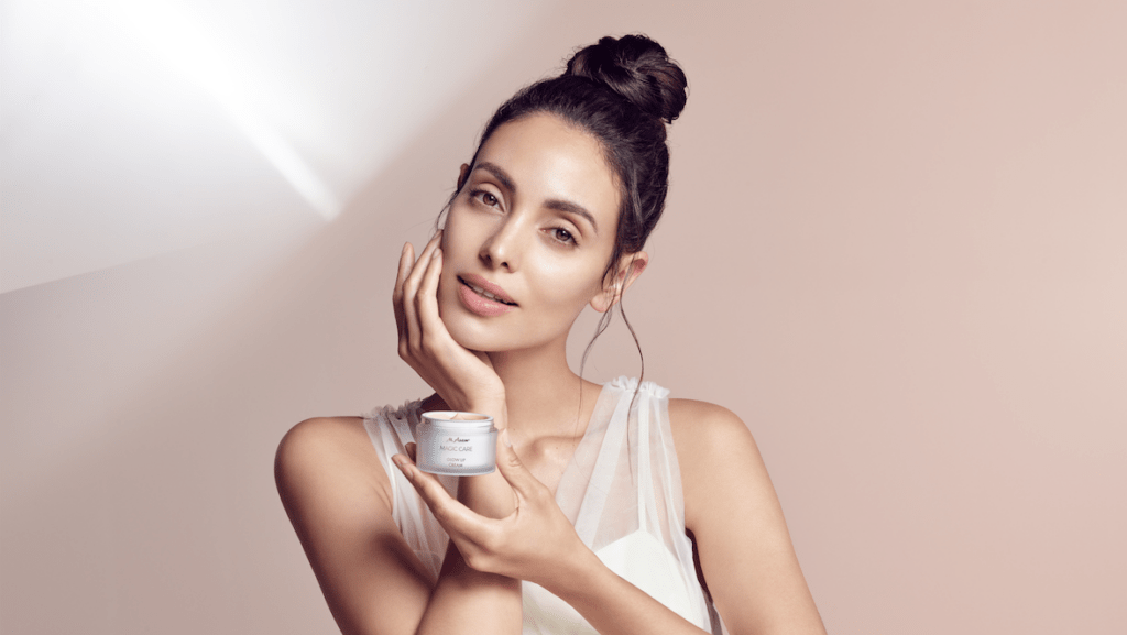 Tipp: Die Glow Up Cream bringt auch das Make-up zum Strahlen. Einfach als letzten Pflegeschritt vor dem Make-up auftragen und den brillanten Glow bewundern.